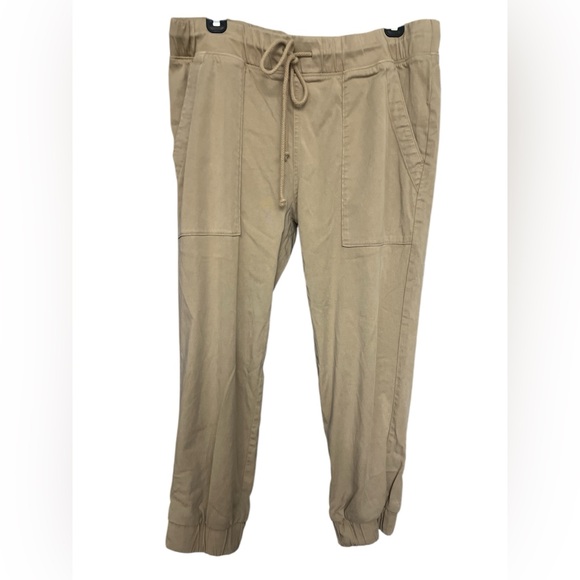 Bella Dahl Pocket Joggers in soft Khaki - Picture 3 of 4